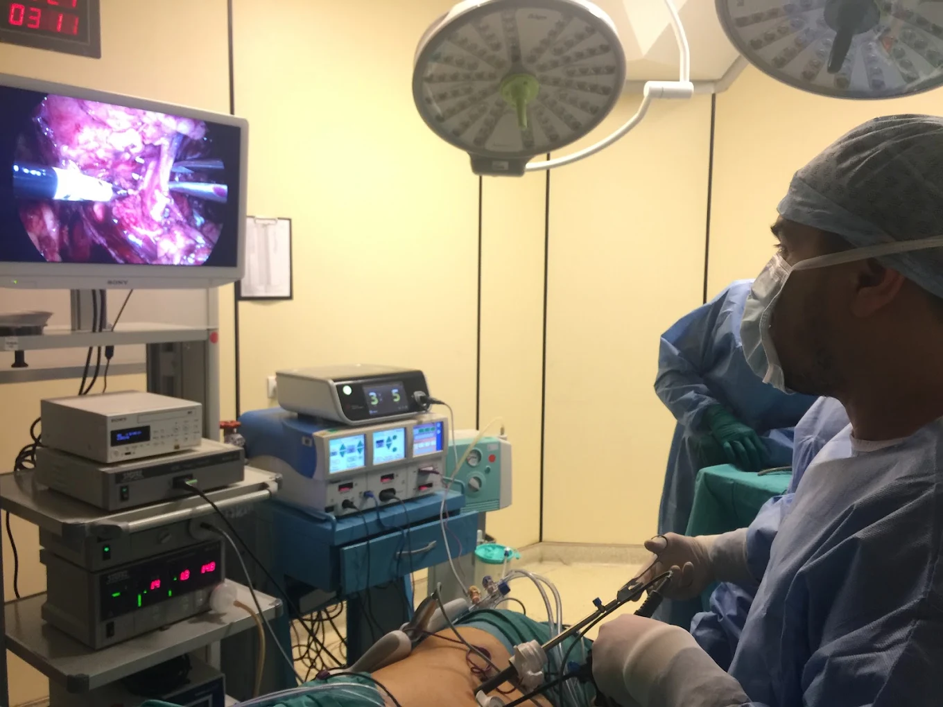 Assoc. Prof. Tuncay Taş in the operating theatre performing micro TESE surgery